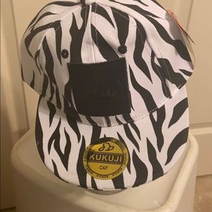 KUKUJI cap black white nwt